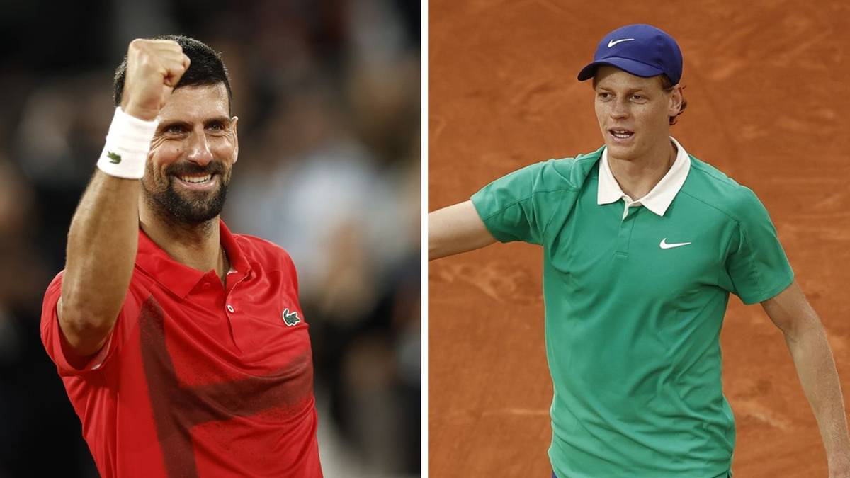 Zdjęcie składa się z dwóch części. Lewa część przedstawia Novaka Djokovica w czerwonej koszulce, z uniesioną prawą ręką i zaciśniętą pięścią, z uśmiechem na twarzy. Prawa część pokazuje Jannika Sinnera w zielonej koszulce i niebieskiej czapce, z rękami opuszczonymi na boki.