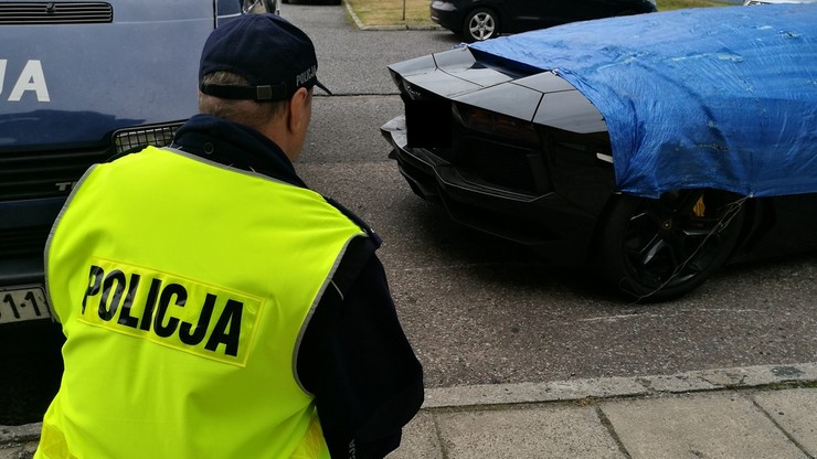 Lamborghini zostało zabezpiezone i umieszczone na policyjnym parkingu.
