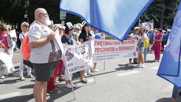 Warszawa. Protest pielęgniarek przed Sejmem. Przedstawiły postulaty