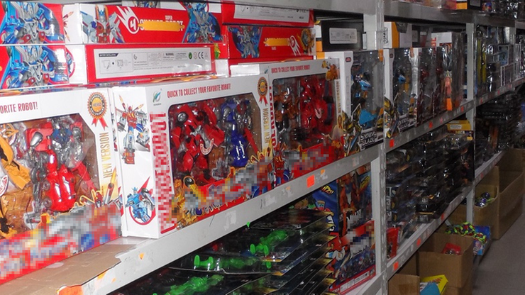 Podrabiane zabawki w Wólce Kosowskiej. Towar o wartości 2,5 mln zł w rękach służb