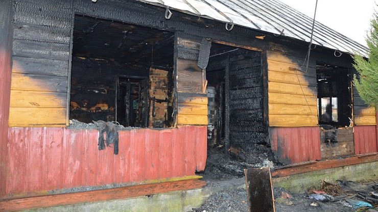 Spłonął w drewnianym domu. Strażacy ostrzegają o wzmożonym ryzyku pożarów w czasie świąt