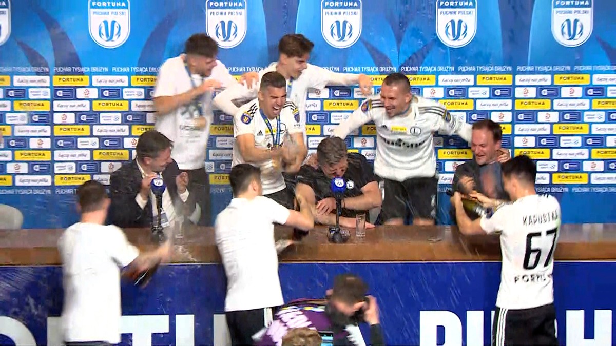 Piłkarze Legii Warszawa przerwali konferencję. Trener był mokry od szampana! (WIDEO)