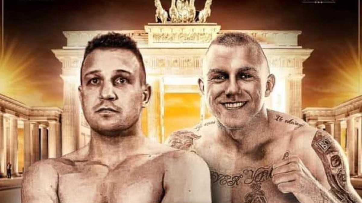 Dw&oacute;ch bokser&oacute;w na tle Bramy Brandenburskiej.