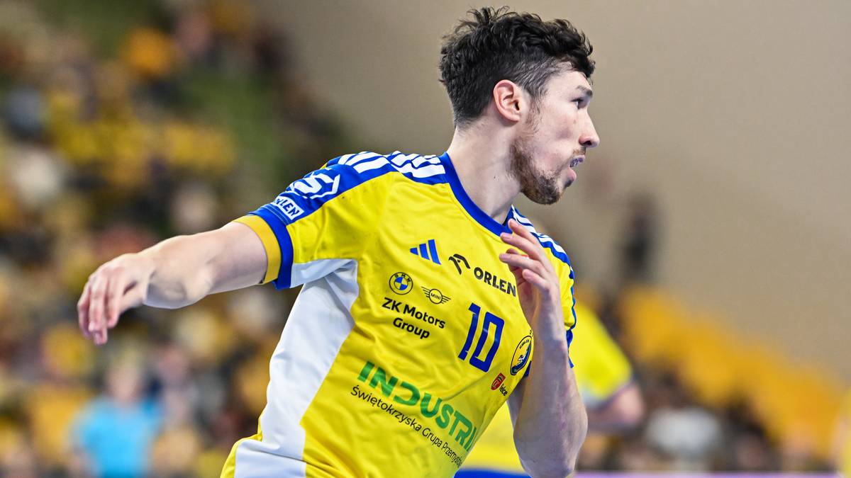 Piłkarz ręczny Industrii Kielce w ż&oacute;łtej koszulce.