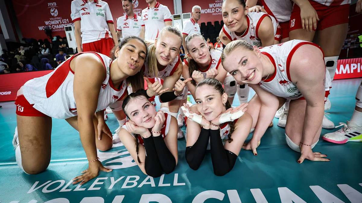 Grupa zawodniczek reprezentacji Polski w siatkówce kobiet, uśmiechających się do zdjęcia.