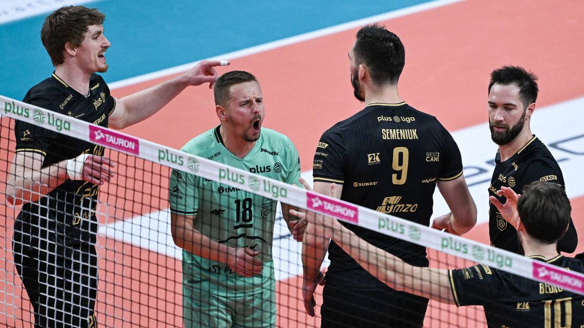 Siatkarze podczas meczu, widoczni są gracze PGE Projekt Warszawa i Cucine Lube Civitanova.