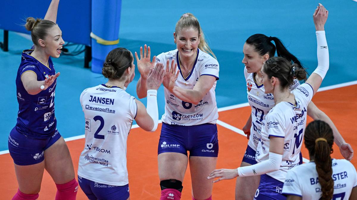 Siatkarki Developres Rzesz&oacute;w świętują zwycięstwo, podając sobie ręce i ciesząc się na boisku.