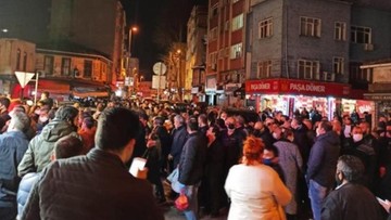 Turcja zakazała opuszczania domów przez dwie doby. Ludzie walczą w sklepach o chleb
