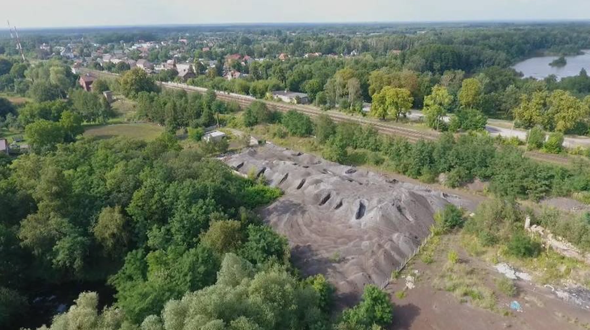 Ogromna hałda groźnych odpadów w Tuplicach. Tuż obok domów