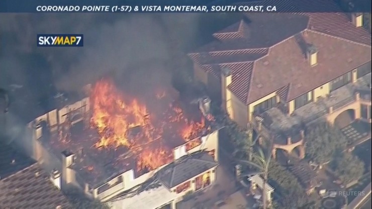 USA. Potężny pożar w Kalifornii. Żywioł pochłonął dziesiątki domów