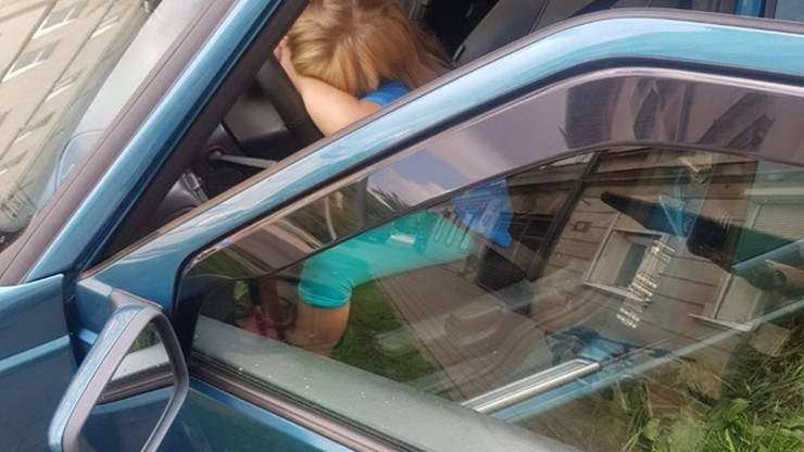 7-latka zabrała ojcu kluczyki do auta i ruszyła na wycieczkę. Jazdę zakończyła na trawniku