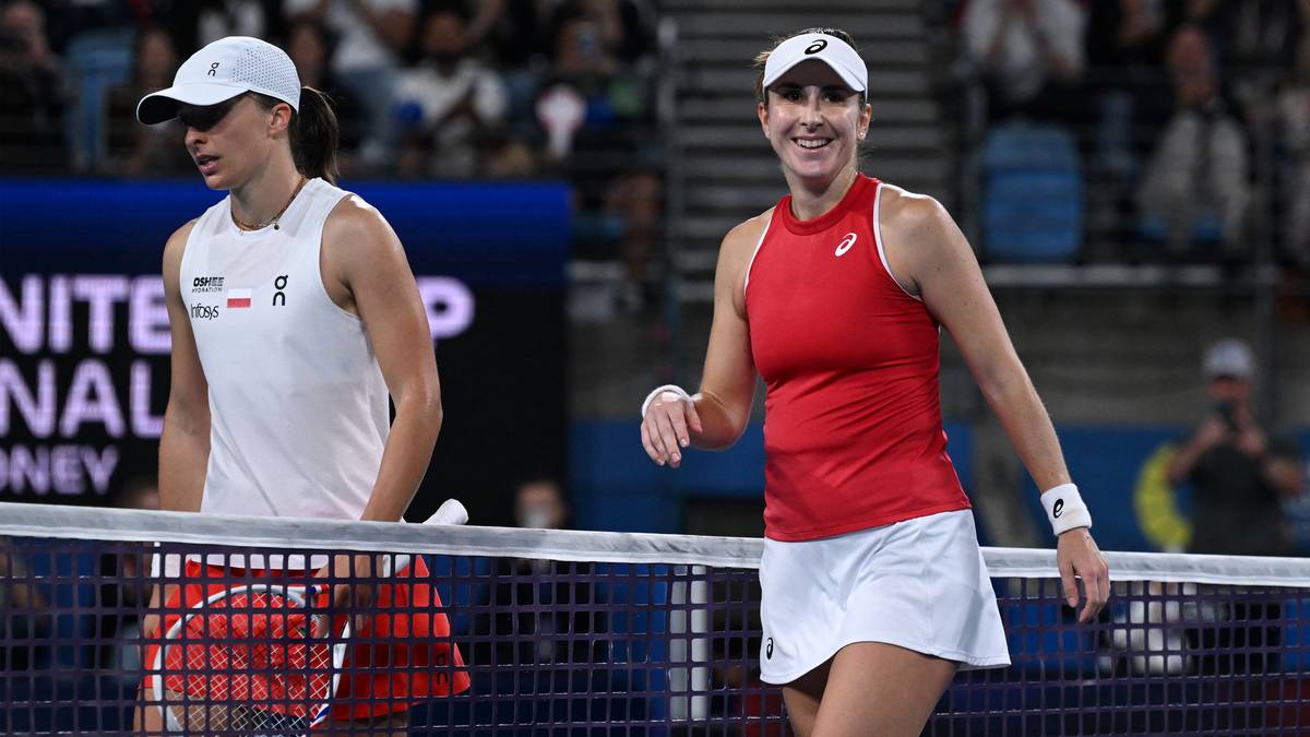 Dwie tenisistki na korcie tenisowym.