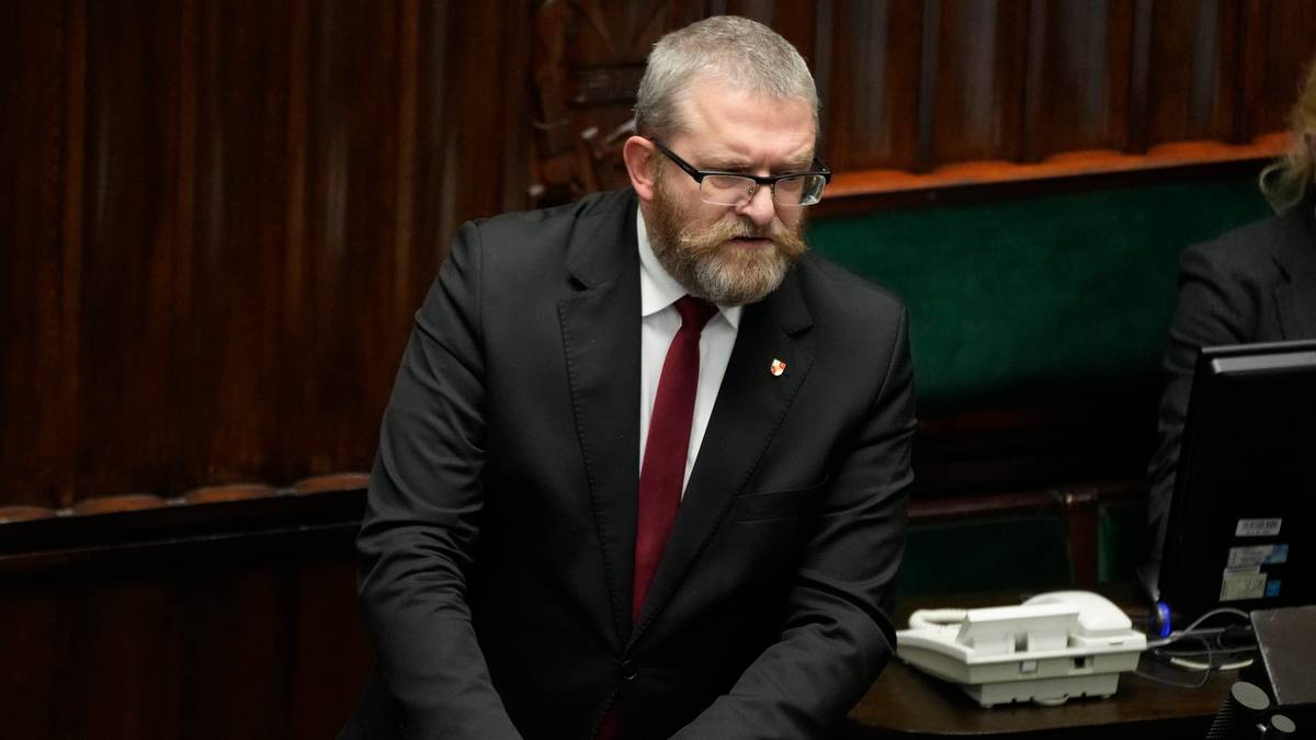 Grzegorz Braun w prokuraturze. "Nie przyznał się, odpowiadał na pytania"