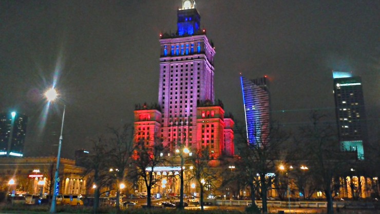 W niedzielę wieczorem budynki w centrum stolicy były podświetlone barwami Francji