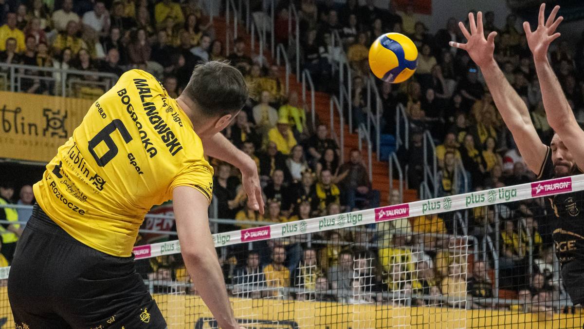 Siatkarz w ż&oacute;łtej koszulce z numerem 6 i nazwiskiem MALINOWSKI na plecach wykonuje atak, piłka leci w kierunku przeciwnika.