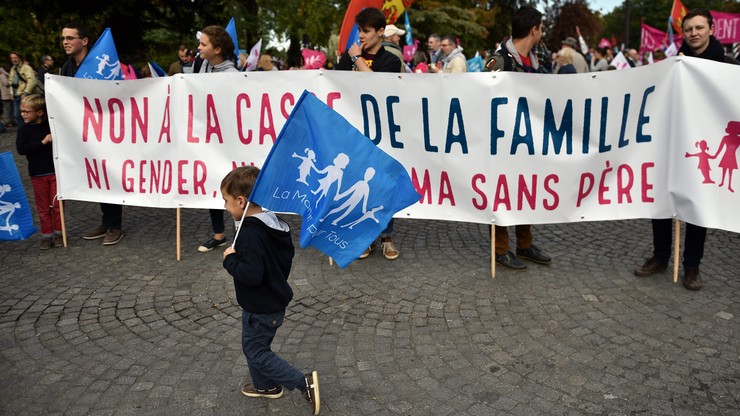 "Dzieci potrzebują matki i ojca". Manifestacja przeciw małżeństwom jednopłciowym w Paryżu