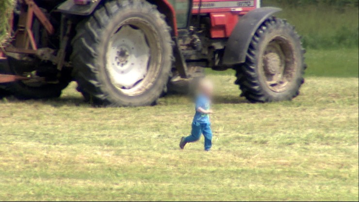 Dzień po wypadku, inne dziecko biegało wokół maszyn rolniczych podczas prac polowych