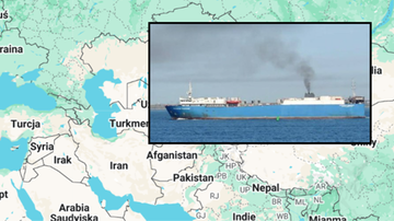 Niebieski statek towarowy z białym nadbudówką płynie po wodzie, z komina wydobywa się czarny dym. Obrazek przedstawia morze na tle mapy Europy Wschodniej i Azji Środkowej.