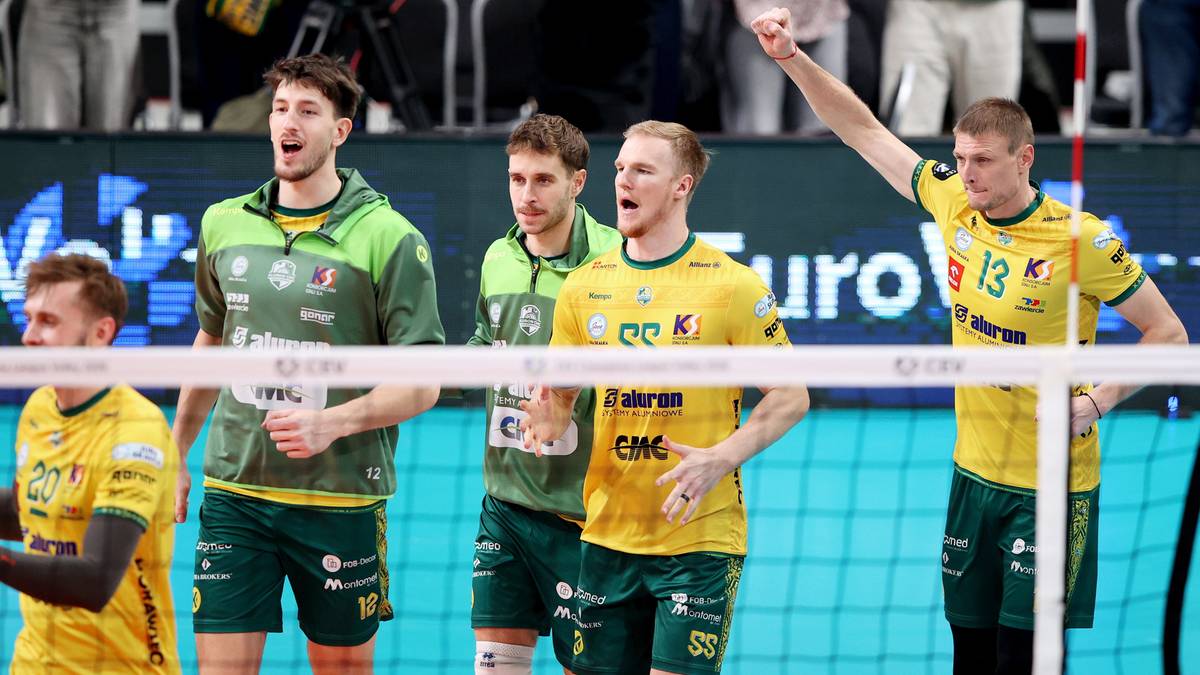 Siatkarze Aluron CMC Warty Zawiercie świętują po udanej akcji.