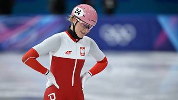 Natalia Czerwonka w stroju reprezentacji Polski z numerem 24 na kasku podczas zawodów łyżwiarstwa szybkiego.