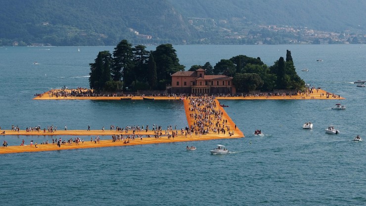 Niezwykła atrakcja artystyczna we Włoszech. Pomostem na jeziorze przeszło ok. 1,5 mln osób