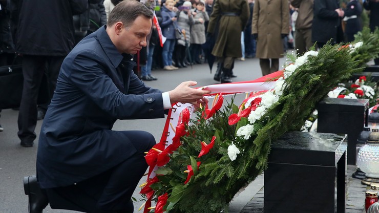 Prezydent złożył wieniec przed pomnikiem Ofiar Katastrofy Smoleńskiej