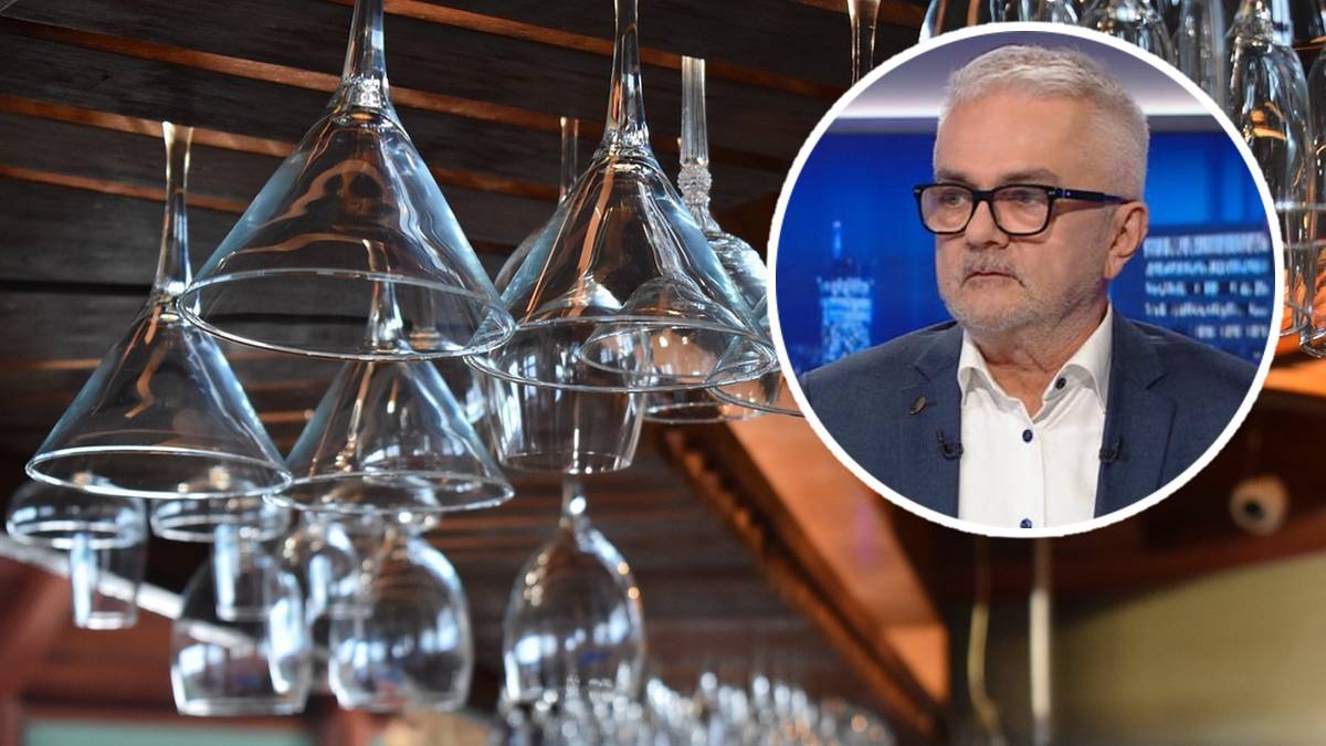 Profesor Andrzej Fal w okularach na tle ekranu z widokiem na miasto, obok zdjęcie kieliszk&oacute;w do wina wiszących do g&oacute;ry nogami.