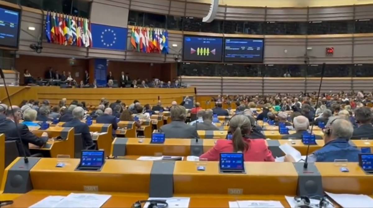 Parlament Europejski przyjął pakt migracyjny. Donald Tusk komentuje