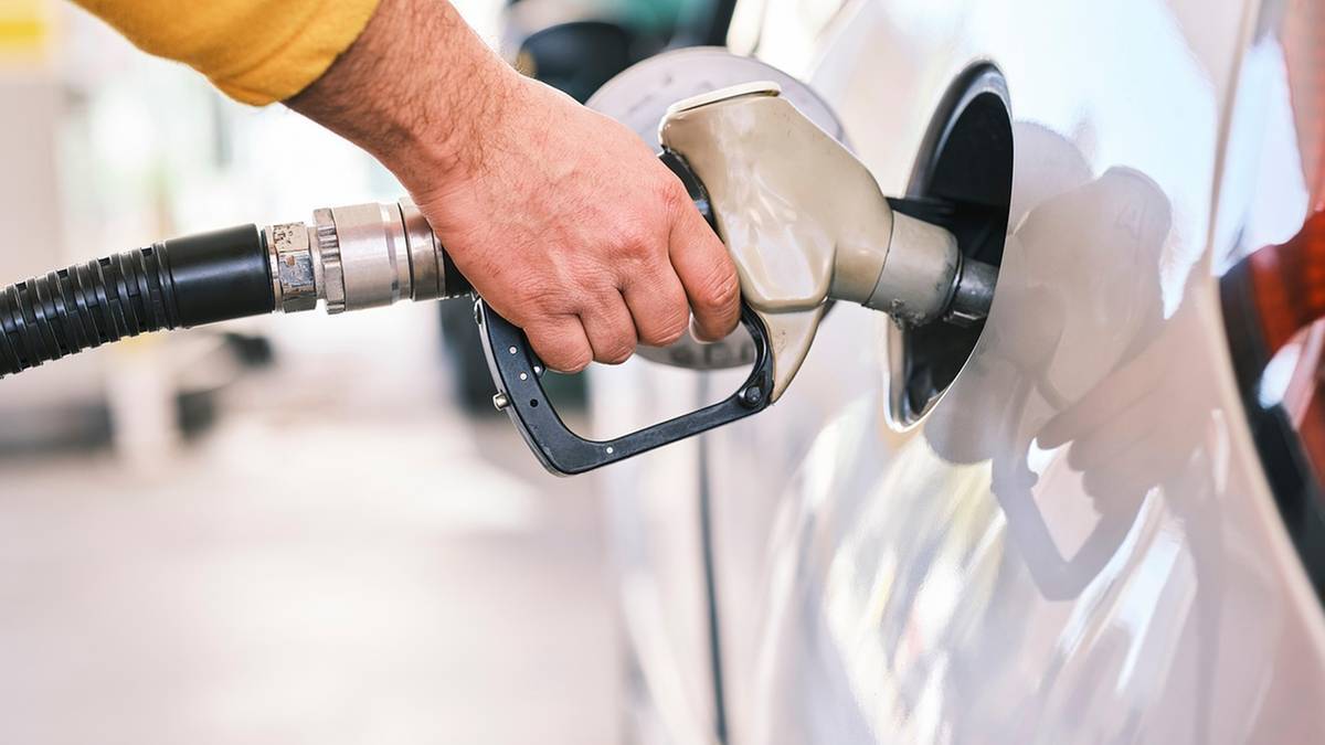 Niższe ceny paliw zostaną z nami dłużej. Ministerstwo podało datę