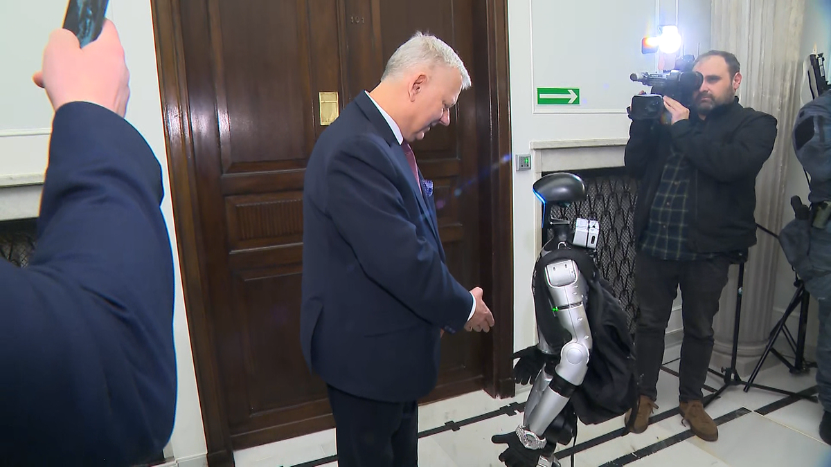 Spotkał się m.in. z Suskim, pierwszy robot w polskim parlamencie. "Wnoszę o podwyższenie pensji"