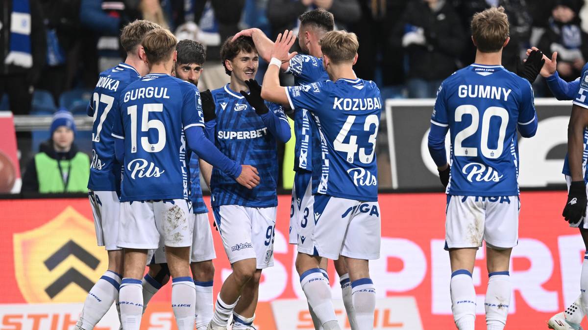 Piłkarze Lecha Poznań w niebieskich strojach świętują po zdobytej bramce lub wygranym meczu.
