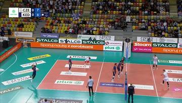 Mecz siatkówki pomiędzy Hemarpol Politechnika Częstochowa a ZAKSA Kędzierzyn-Koźle, widoczni zawodnicy po obu stronach siatki, na trybunach publiczność.