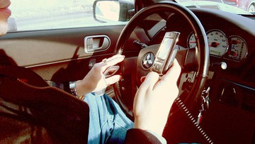 Utrata prawa jazdy za rozmowy przez telefon za kierownicą. Na razie we Włoszech