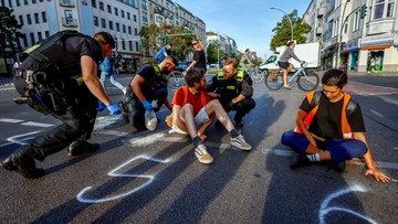 Berlin: Aktywiści klimatyczni przykleili się do ulic. Wściekły kierowca zareagował