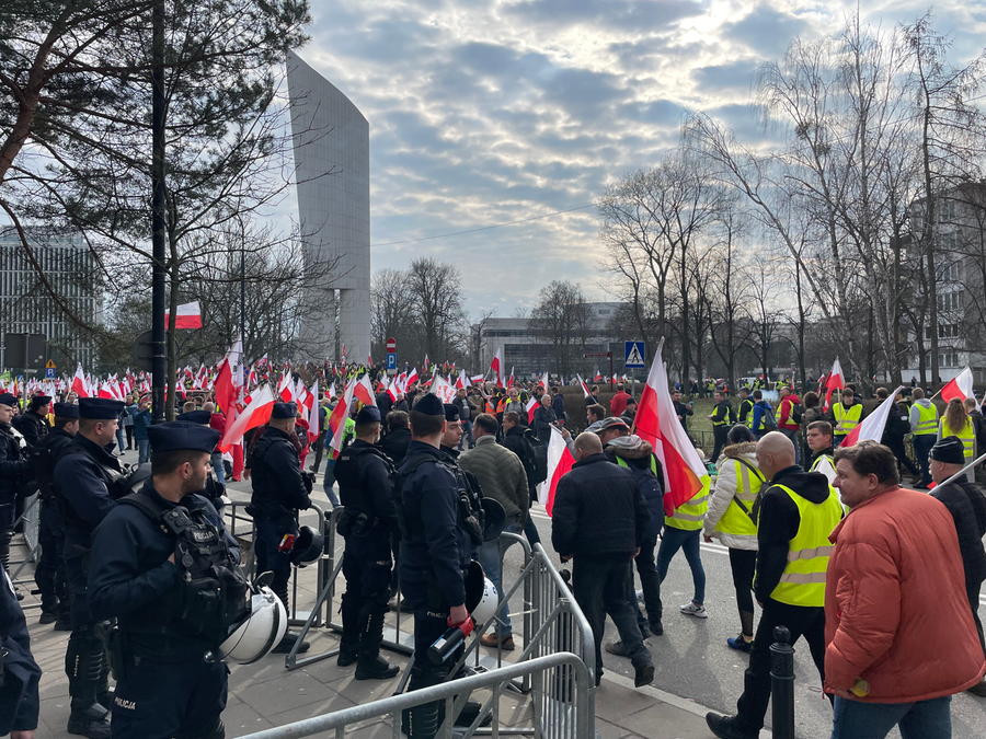 Protestujący dotarli pod gmach Sejmu