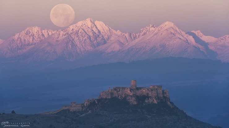 Zachodzący "superksiężyc" nad Tatrami