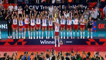 Reprezentacja siatkarek na podium podczas ceremonii medalowej mistrzostw Europy, zawodniczki świętują sukces z pucharem.