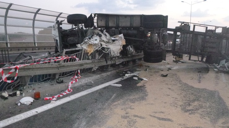 Ciężarówka przebiła bariery na obwodnicy Wrocławia. Kabina kierowcy zwisała z wiaduktu