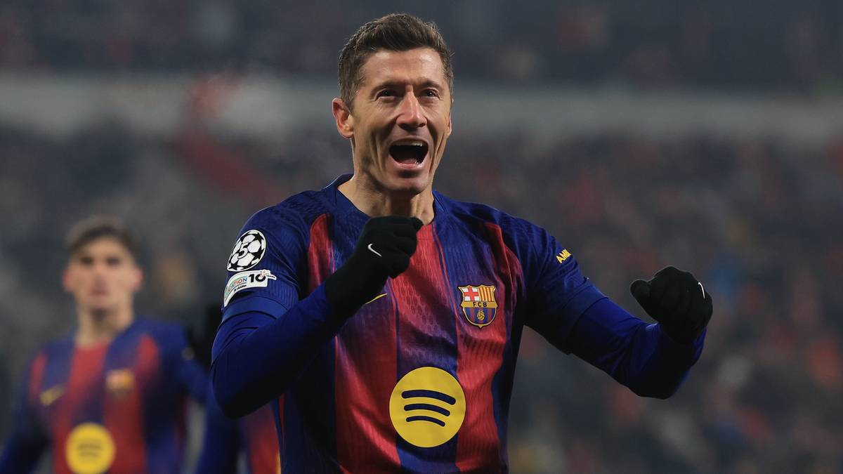 Robert Lewandowski z FC Barcelony świętuje bramkę.