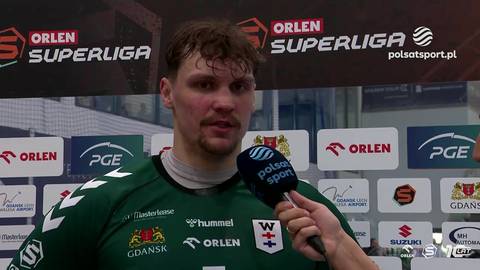 Mateusz Zembrzycki, zawodnik ORLEN Superliga, udziela wywiadu z mikrofonem Polsat Sport.