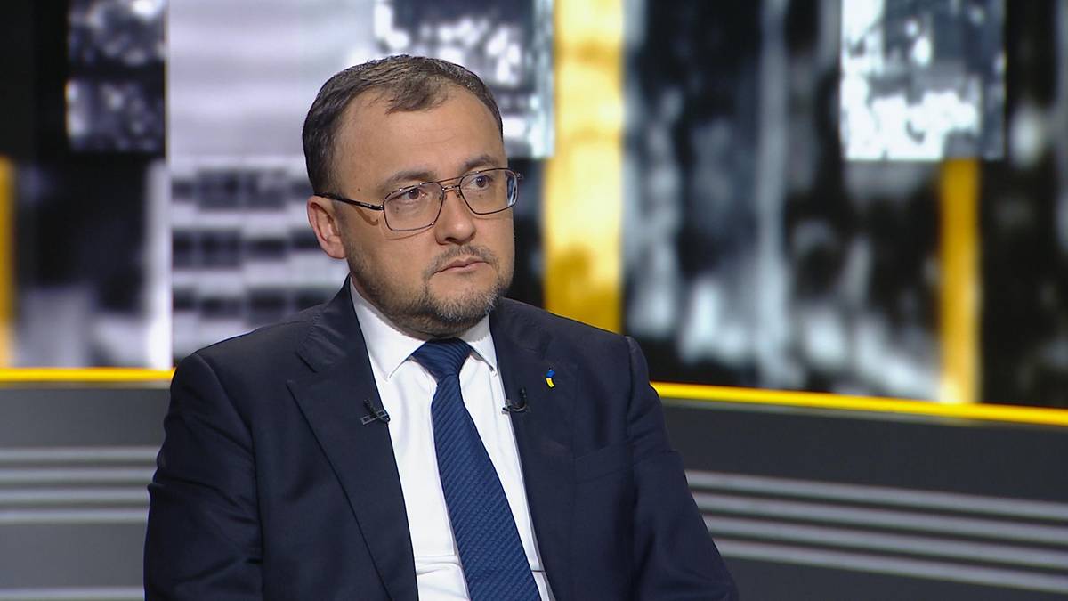 Ambasador Ukrainy Wasyl Bodnar w garniturze i krawacie siedzi w studio telewizyjnym.