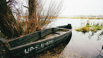 Makabryczne odkrycie na jeziorze. Dryfująca łódź ze zmarłym