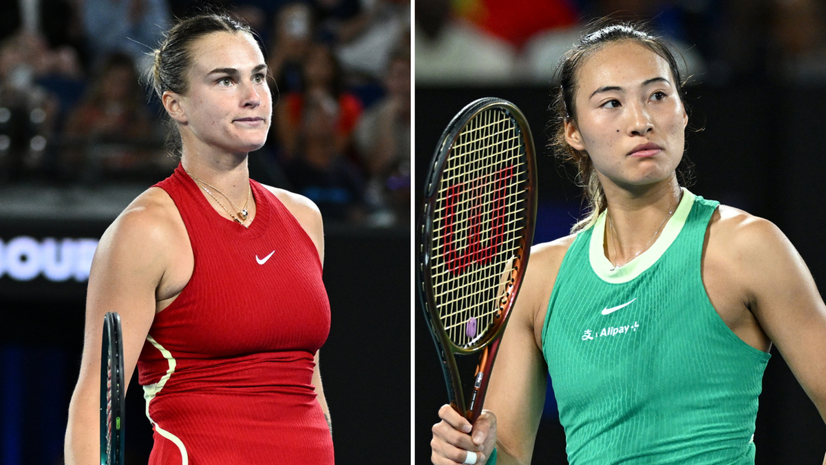 Aryna Sabalenka w czerwonym stroju i Qinwen Zheng w zielonym stroju podczas meczu tenisowego.