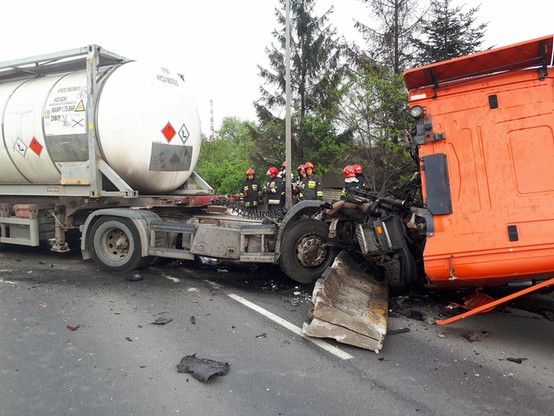 Groźny wypadek w Krakowie. Cysterna uderzyła w auta i przebiła betonowe bariery. Przewrócony ciągnik
