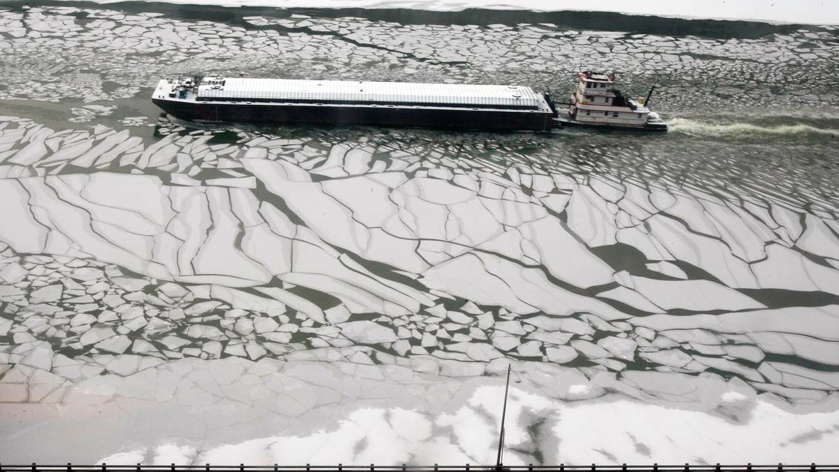 Polska barka utknęła w Niemczech. Czekają aż roztopi się lód