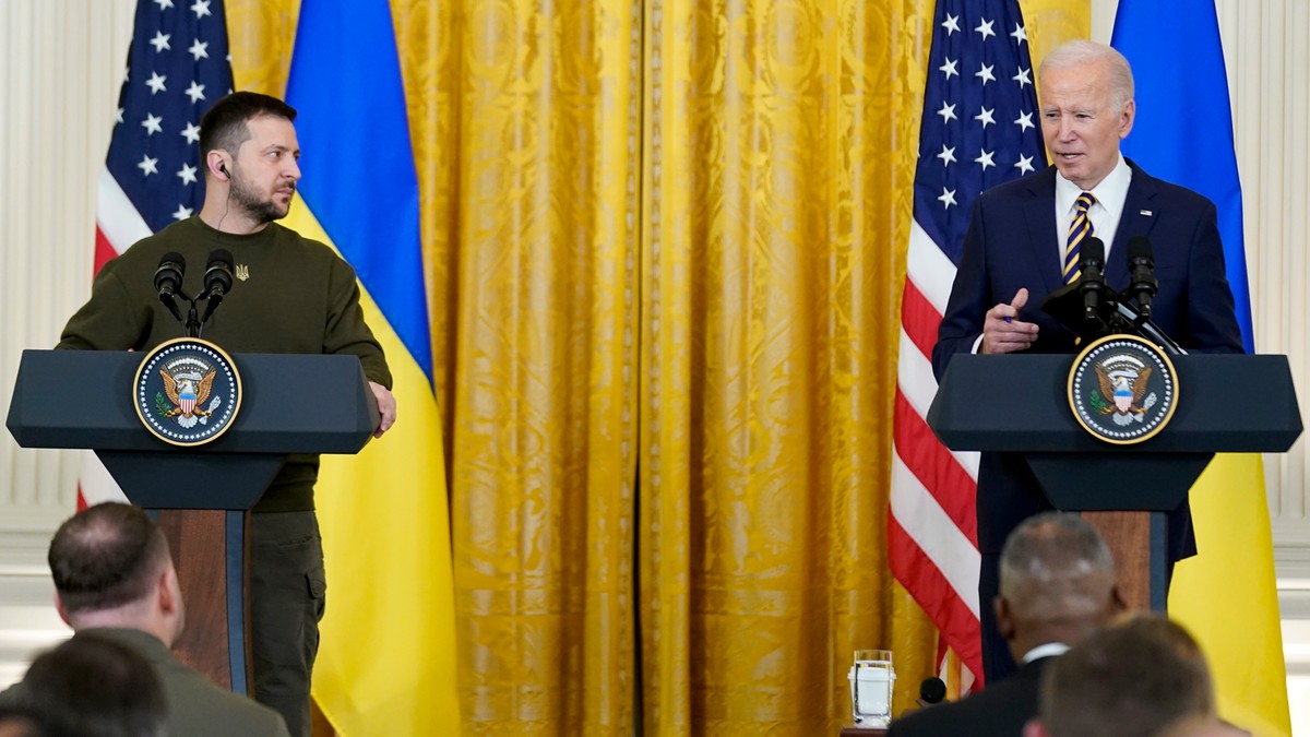US President invited Volodymyr Zelensky to the White House.  In the background is military support for Ukraine