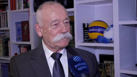 Starszy mężczyzna z wąsami, ubrany w garnitur, udziela wywiadu do mikrofonu Polsat Sport.