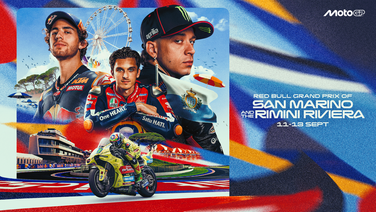 Ilustracja z trzema motocyklistami MotoGP: Francesco Bagnaia, Marco Bezzecchi i Fabio Di Giannantonio, z motocyklem i fragmentem toru wyścigowego. Po prawej stronie widnieje napis "Red Bull Grand Prix of San Marino and Rimini Riviera 11-13 Sept".