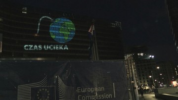 Planeta w kształcie bomby na budynku Komisji Europejskiej. Nielegalna akcja Greenpeace
