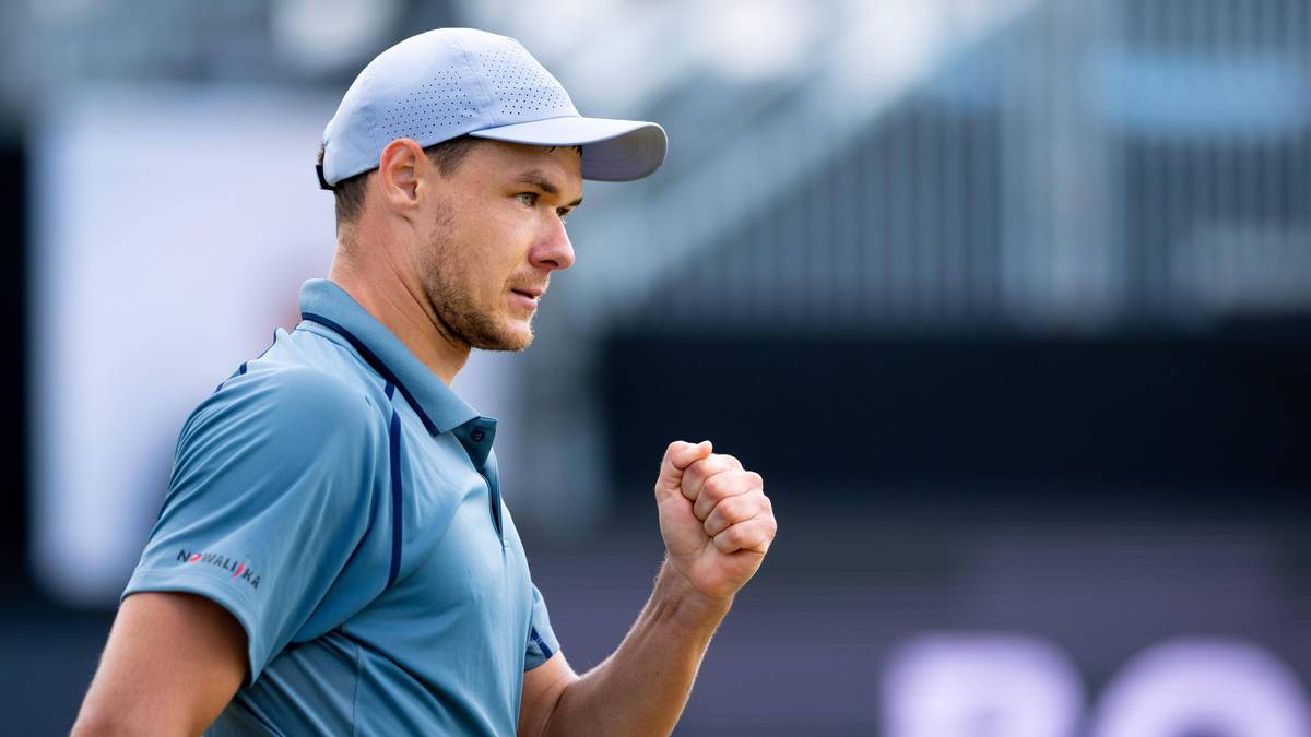 Kamil Majchrzak z zaciśniętą pięścią na korcie tenisowym